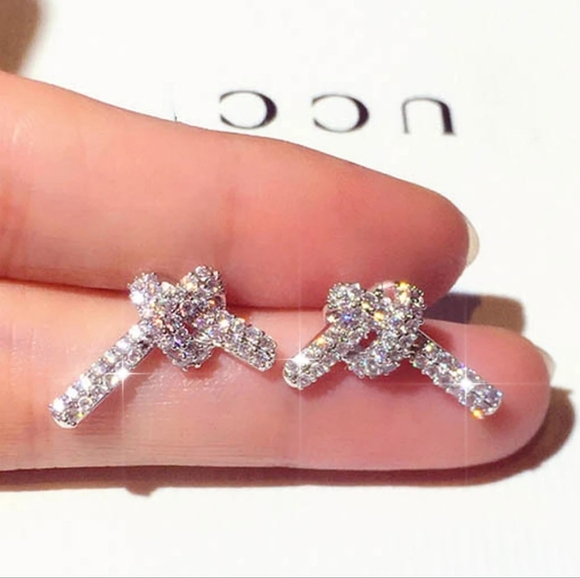 Jewelry - Sliver diamond bow earrings